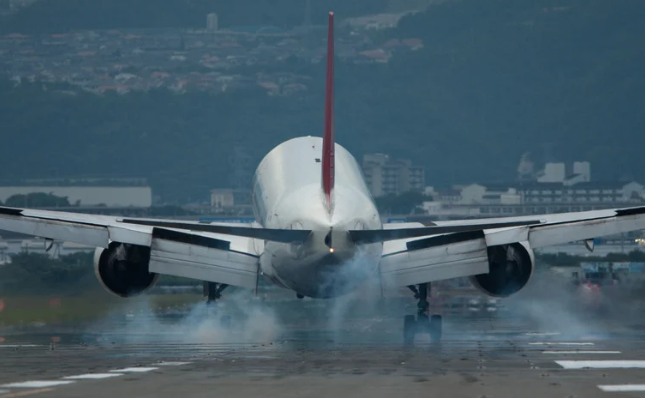 An image of a plane landing in Tullamarine airport. Tullamarine is an ideal location and Tullamarine is a smart choice for businesses. Contact CPN today to lease a warehouse or office in Tullamarine